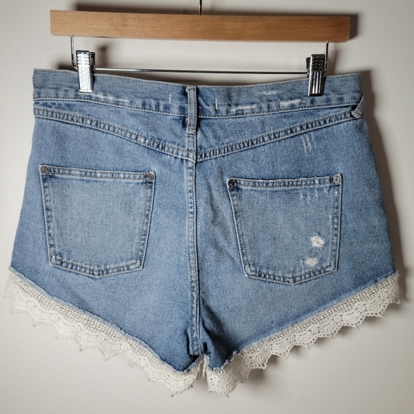 Free People Crochet Trim Denim Shorts Size 29 | Boho Summer Beachwear - Picture 8 of 10